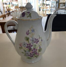 Theepot paarse bloemen