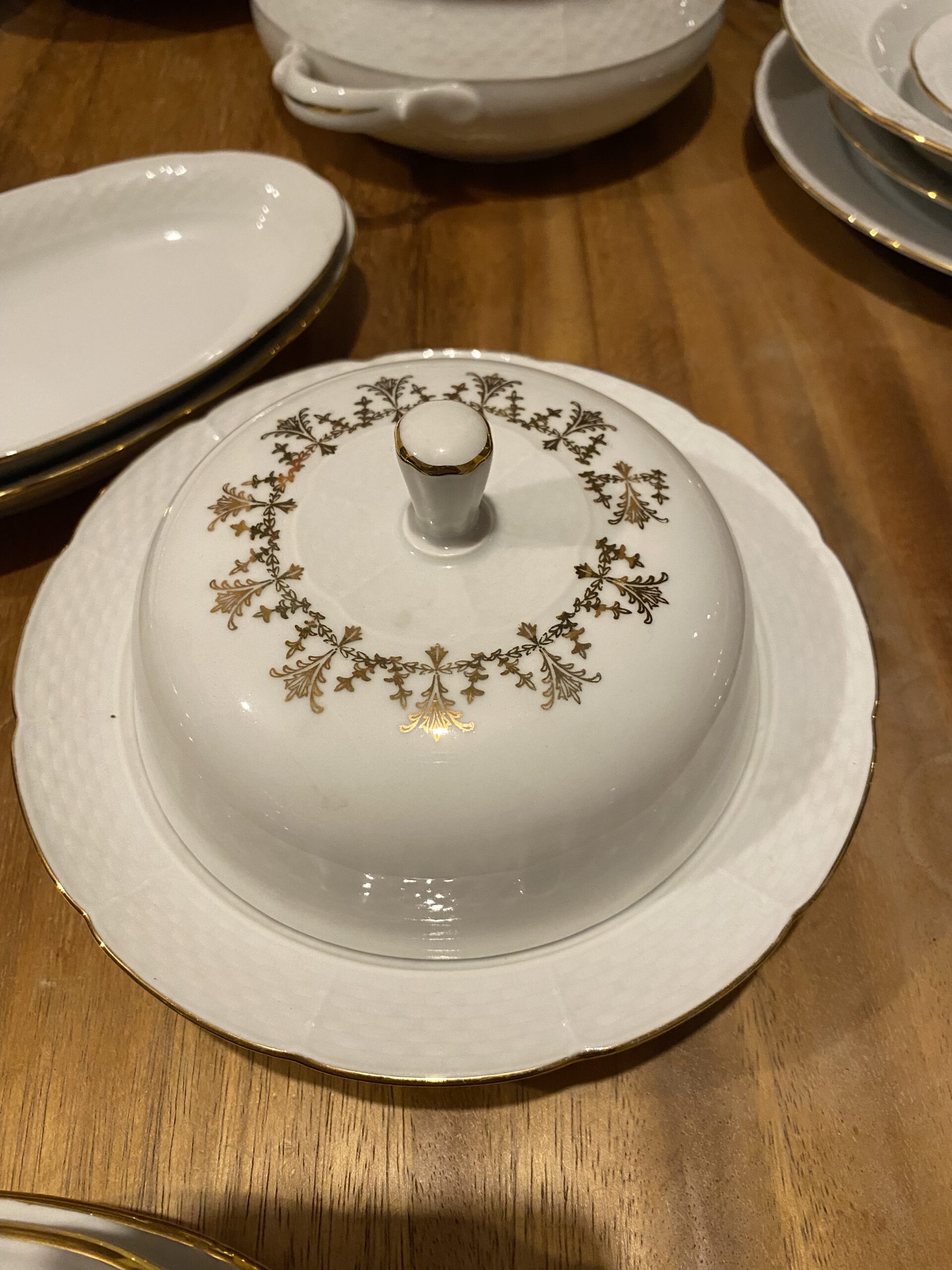 Een prachtig servies van sterk porselein van het merk Thun - Afbeelding 3